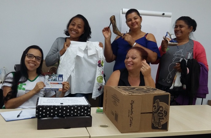 Professora Joana Cristina Neves de Menezes Faria, com alunas que trabalharam no segundo dia do Bazar